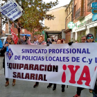 Agentes y familiares, ayer en la concentración ante el Ayuntamiento.-EL MUNDO