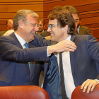 Antonio Silván y Alfonso Fernández Mañueco se abrazan instantes de comenzar el Pleno de las Cortes.-J. M. LOSTAU