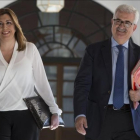 La presidenta andaluza, Susana Díaz, llega a la comisión de investigación del 'caso ERE' junto a su vicepresidente, Manuel Jiménez Barrios.-EFE / JOSÉ MANUEL VIDAL