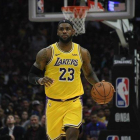 Lebron James conduce el balón en el partido inaugural de la temporada de los Lakers-KIRBY LEE (USATODAY SPORTS)