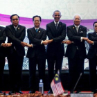Obama, en el centro, con otros dirigentes asiáticos  en la cumbre de la ASEAN en Kuala Lumpur.-REUTERS/ JONATHAN ERNST / REUTERS
