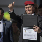 El presidente de Brasil, Jair Bolsonaro, recibiendo un homenaje.-AFP