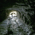 Una de las galerías por las que los romanos extraían el oro de ‘Tresminas’, que ya es visitable como atractivo turístico.-RUBÉN CACHO (ICAL).