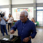 El primer ministro portugués, Antonio Costa, votando este domingo en un colegio lisboeta.-