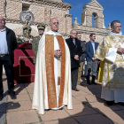 Blázquez preside la procesión de la Virgen de la Paz de LaSeca, ayer. En la imagen, ante el cementerio junto a autoridades.-José C. Castillo