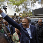 El presidente en Kenia, Uhuru Kenyatta, tras dipositar su voto en las segundas elecciones presidenciales.-AP / BEN CURTIS (AP)