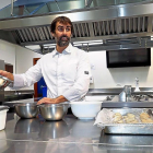 Igor Rodríguez durante la clase de cocina.-PABLO REQUEJO (PHOTOGENIC)
