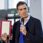 El secretario general del PSOE, Pedro Sánchez, ha afirmado hoy que se "avergüenza" del Gobierno y ha pedido a su presidente, Mariano Rajoy, que "se deje de historias" porque su historia es la del "fraude electoral".-Foto: EFE