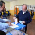 El candidato a la alcaldía de Valladolid, Javier León de la Riva, vota en un colegio del centro de la capital vallisoletana-ICAL