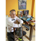 Sergio Núñez Vadillo posa junto a su máquina de escribir rodeado de su colección de libros.-J.M.LOSTAU