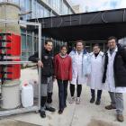 El equipo que dirige Victorino Díez posa con el prototipo del biorreactor que han desarrollado, antes de transportarlo para realizar las pruebas fuera del laboratorio.-ISRAEL L. MURILLO