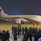 Un avión de la aerolínea Biman Bangladesh tras ser liberado de un intento de secuestro.-EPA