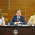 Germán Barrios, flanqueado por Ángela de Miguel y Evelio Angulo, en la presentación del informe.-ICAL