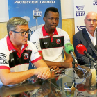 Paco García, Gullit Mukendi y Mike Hansen, ayer en la presentación del jugador congoleño en Pisuerga.-J. M. LOSTAU