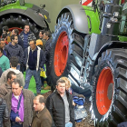 Visitantes contemplan distintos modelos de tractores en la anterior edición de la bienal ‘Agraria’.-PABLO REQUEJO