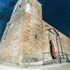 Arriba, iglesia de Muriel el Viejo en una toma de cielo profundo; abajo, uno de los observatorios estelares en la sierra abulense de Gredos.-E. SAN ANDRÉS