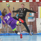 Javi Díaz, portero del Atlético, se dispone a parar el tiro de Daniel Sedano, pivote del Guadalajara.-J.M. LOSTAU