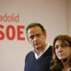 La candidata al Congreso, Soraya Rodríguez, junto al número dos, Cecilio Vadillo, al término de la jornada electoral.-ICAL