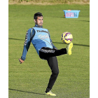 Lluís Sastre controla un balón durante el entrenamiento vespertino de ayer del Real Valladolid-CÉSAR MINGUELA