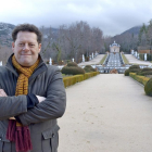 Eduardo Juárez, en los jardines del Palacio de La Granja, localidad segoviana de la que es cronista oficial desde hace seis años.-ARGICOMUNICACIÓN