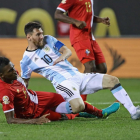 Messi y Miller disputan por el balón en el Argentina-Panamá de la Copa América que los argentinos han ganado por 5-0.-AFP / JONATHAN DANIEL