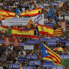 Mezcla de banderas españolas, estelades y senyeres.-ALBERTO ESTEVEZ