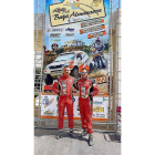 Jorge Pulido y Carlos González posan junto al cartel de la anterior prueba disputada, el  Baja Almanzora.-EL MUNDO