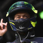 Valentino Rossi se pone su casco antes de subastarlo, en Silverstone, para que todo el mundo vea que es el suyo.-MILAGRO / TINO MARTINO