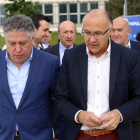 El presidente del PP de Valladolid, Ramiro Ruiz Medrano, conversa con Tomás Burgos en la presentación de las candidaturas del PP de Valladolid a las elecciones generales.-ICAL