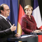 Hollande y Merkel, en la rueda de prensa tras la reunión del Cuarteto de Normandía.-MICHAEL KAPPELER / EFE