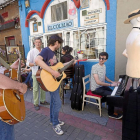 Miembros de Cosmic Birds a las puertas de un local vallisoletano.-P. REQUEJO