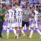 Pacheta anima a los jugadores del Real Valladolid tras el final del partido.- LA LIGA