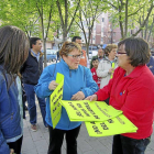 Dos vecinas de Pajarillos con pasquines reivindicativos-El Mundo