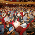 Público asistente a una de las conferencias, en el Teatro Calderón.-J.M. LOSTAU