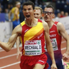 Adel Mechaal celebra el éxito en los 3.000 metros de Belgrado.-AP / MARKO DROBNJAKOVIC