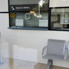 Pese al anuncio, la taquilla de la estación de Viana de Cega permaneció ayer cerrada.-J.M. LOSTAU