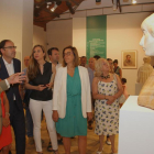 La presidenta de la Diputación, Ángeles Armisén (D), y el alcalde de Palencia, Alfonso Polanco (3I), inauguran la exposición 'Victorio Macho. Cincuenta años después'.-ICAL