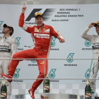 El piloto de Ferrari Sebastain Vettel celebrando su triunfo en el podio de Malasia.-Foto:   MOHD RASFAN / AFP