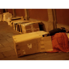 Personas sin hogar descansan en la calle.-ALBERTO DI LOLLI
