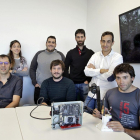 Equipo técnico de Codesian junto a la cámara y el procesador que han creado para contar fruta.-MARIO TEJEDOR