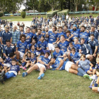 La familia del VRAC Quesos Entrepinares celebra sobre el césped de El Central de Marid su quinta Supercopa, el decimosexto título conquistado por el club pucelano en su historia.-LOF