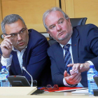 Javier Izquierdo y José Francisco Martín, ayer en la comisión de Economía durante la comparecencia de Herrera.-J.M.LOSTAU