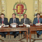 Javier Lacalle, Antonio Silvan, León de la Riva y Fernández Mañueco en el momento de la firma del convenio-J.M.Lostau