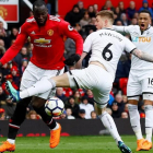 Lukaku, delantero del Manchester United, ante el Swansea.-/ JASON CAIRNDUFF