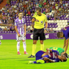 Salvador (izq.) es reconvenido por el árbitro, en el debut de Liga.-J.M. LOSTAU