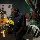El padre de Alexander Mora Venancio, cuyos restos calcinados le han identificado como uno de los 43 estudiantes mexicanos desaparecidos, ante el altar dedicado a su hijo en su casa.-Foto: JORGE DAN LÓPEZ / REUTERS