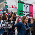 Manifestantes sostienen pancartas durante una protesta en Los Ángeles por el aumento de las redadas y las políticas antiinmigrantes.-FELIPE CHACON / EFE