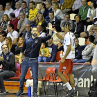 Miguel Ángel Velasco felicita a un jugador ante la atenta mirada desde el banquillo de Garabaya.-CIUDAD DE LOGROÑO