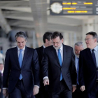Mariano Rajoy, entre el ministro de Fomento, Íñigo de la Serna (izquierda en la foto), y el presidente de la Comunitat Valenciana, Ximo Puig, en la estación Joaquín Sorolla de Valencia antes de la salida hacia Castellón.-EFE
