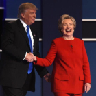 Trump y Clinton se saludan al final del primer debate de candidatos en Nueva York.-AFP / TIMOTHY A. CLARY